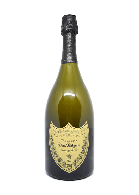 Quel Dom Pérignon 2010 acheter pour une dégustation entre amis ? Ce flacon avec coffret usé est le meilleur rapport prix-plaisir.