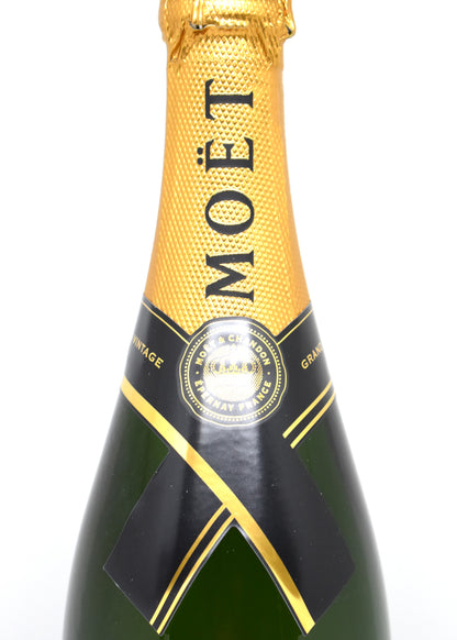 Vue collerette et coiffe intacte acheter une bouteille de champagne Moet et Chandon Grand Vintage 2015