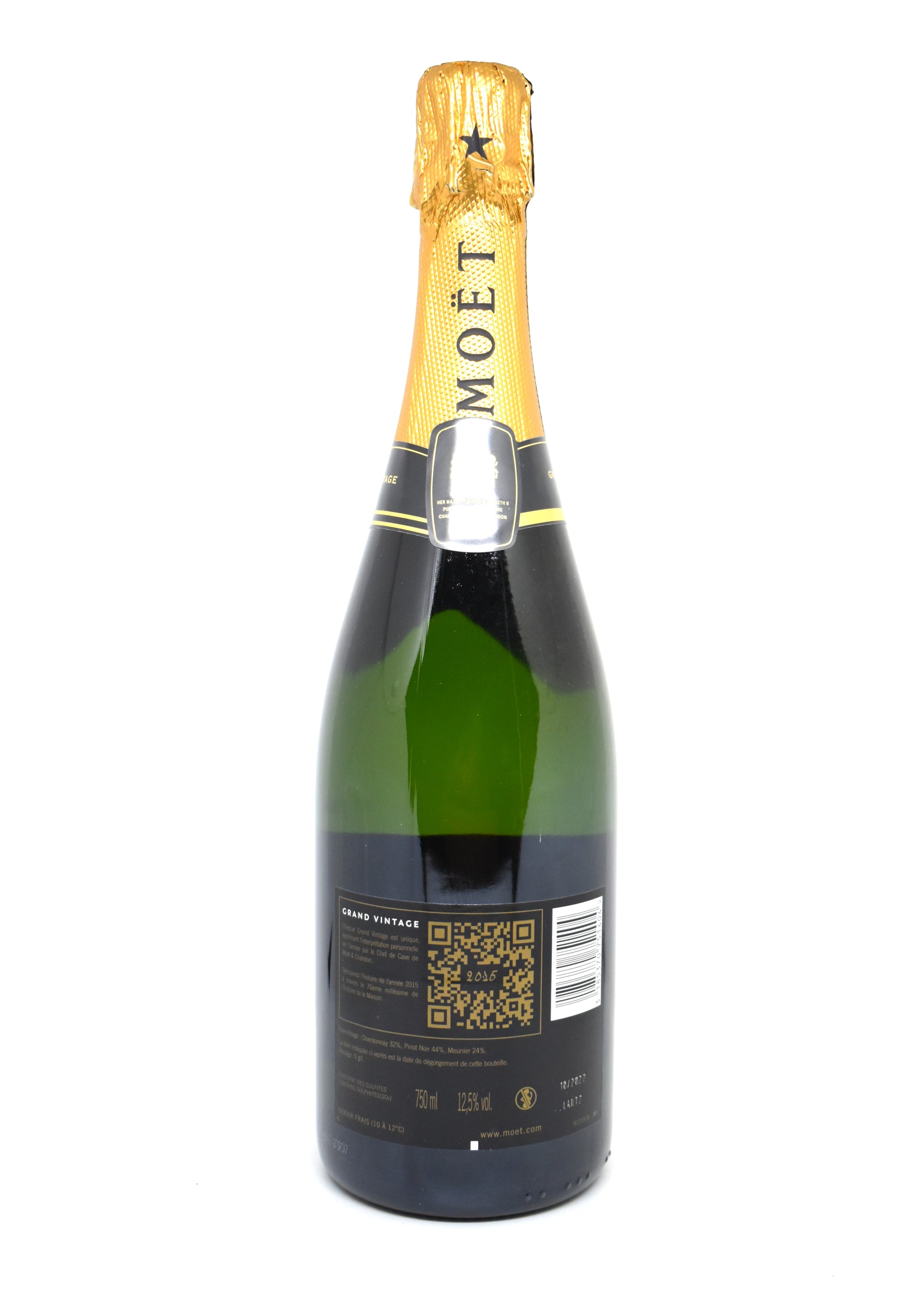 Foil and neck seal detail buy a bottle of champagne Moet et Chandon Grand Vintage 2015