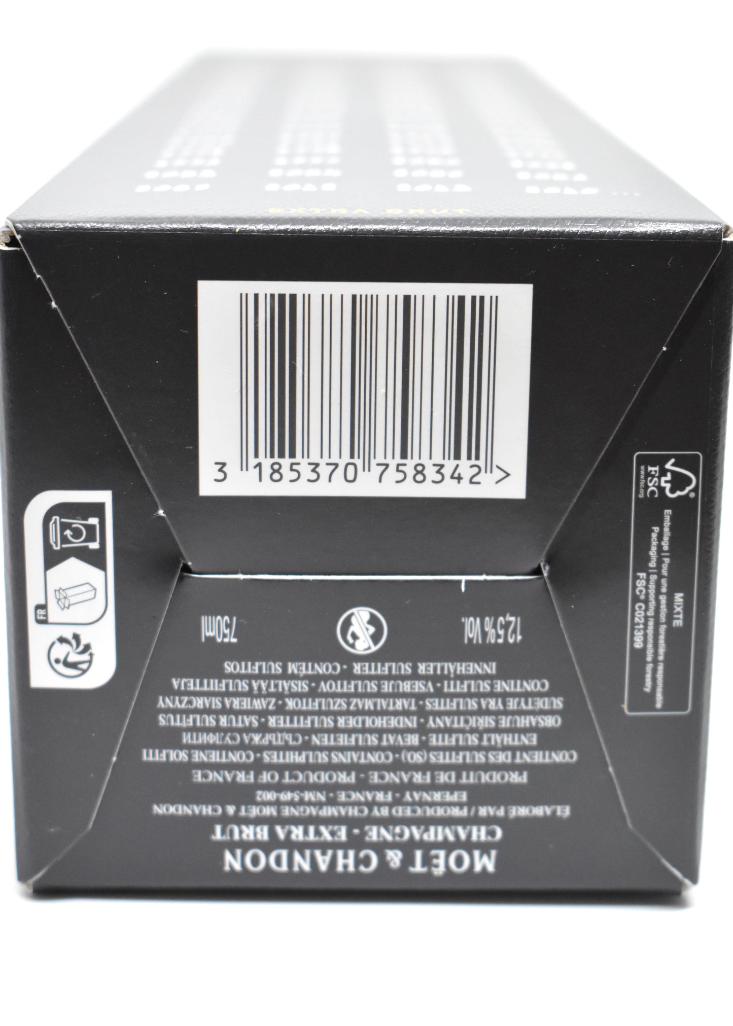 Gros plan etui d origine et etiquette acheter une bouteille de champagne Moet et Chandon Grand Vintage 2015