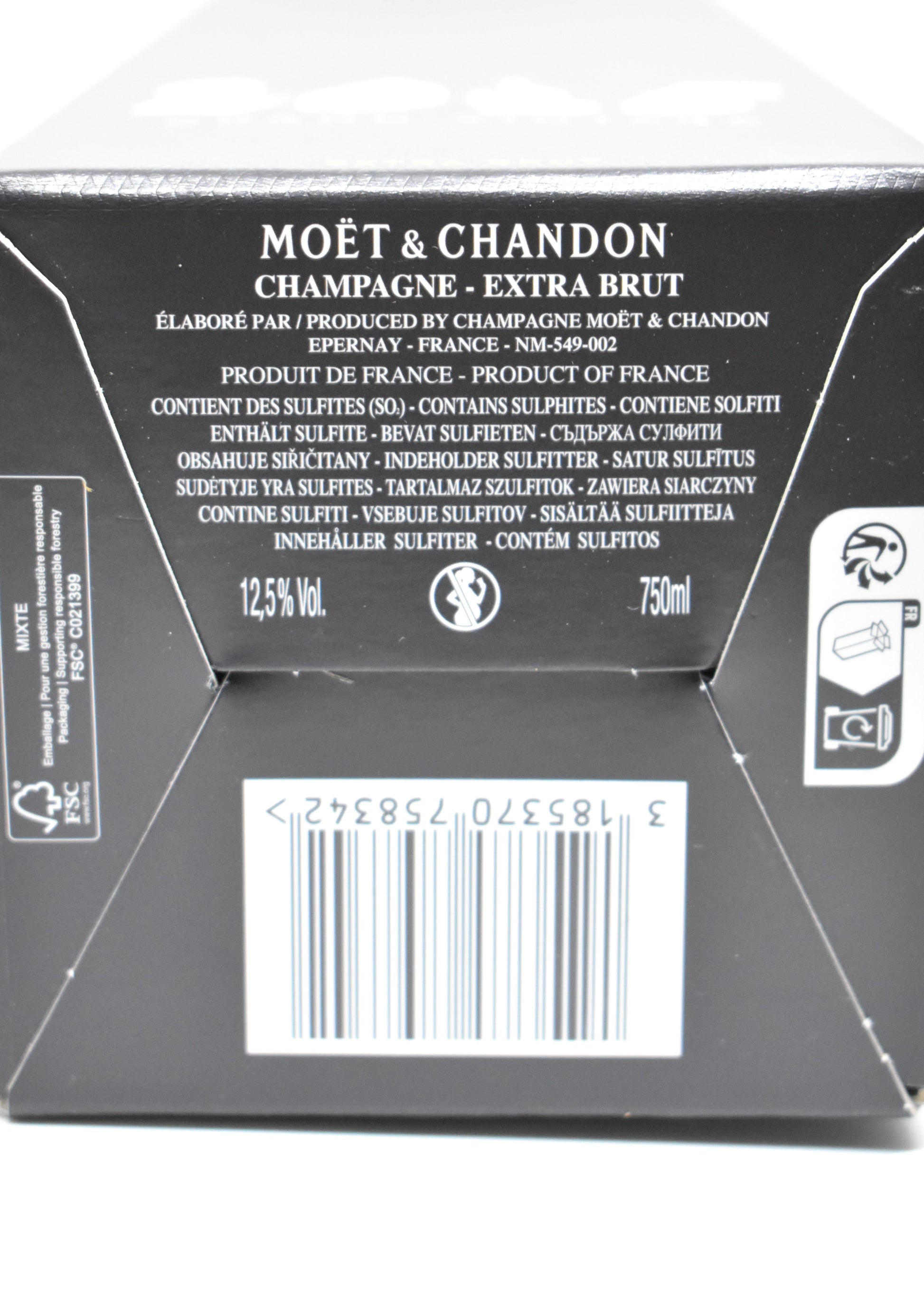 Detail view original gift box buy a bottle of champagne Moet et Chandon Grand Vintage 2015