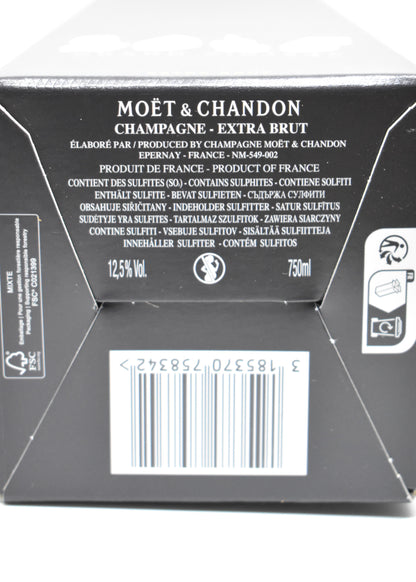 Detail view original gift box buy a bottle of champagne Moet et Chandon Grand Vintage 2015