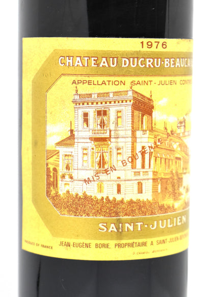 Zoom niveau haute épaule bouteille Château Ducru-Beaucaillou 1976 - Cave privée